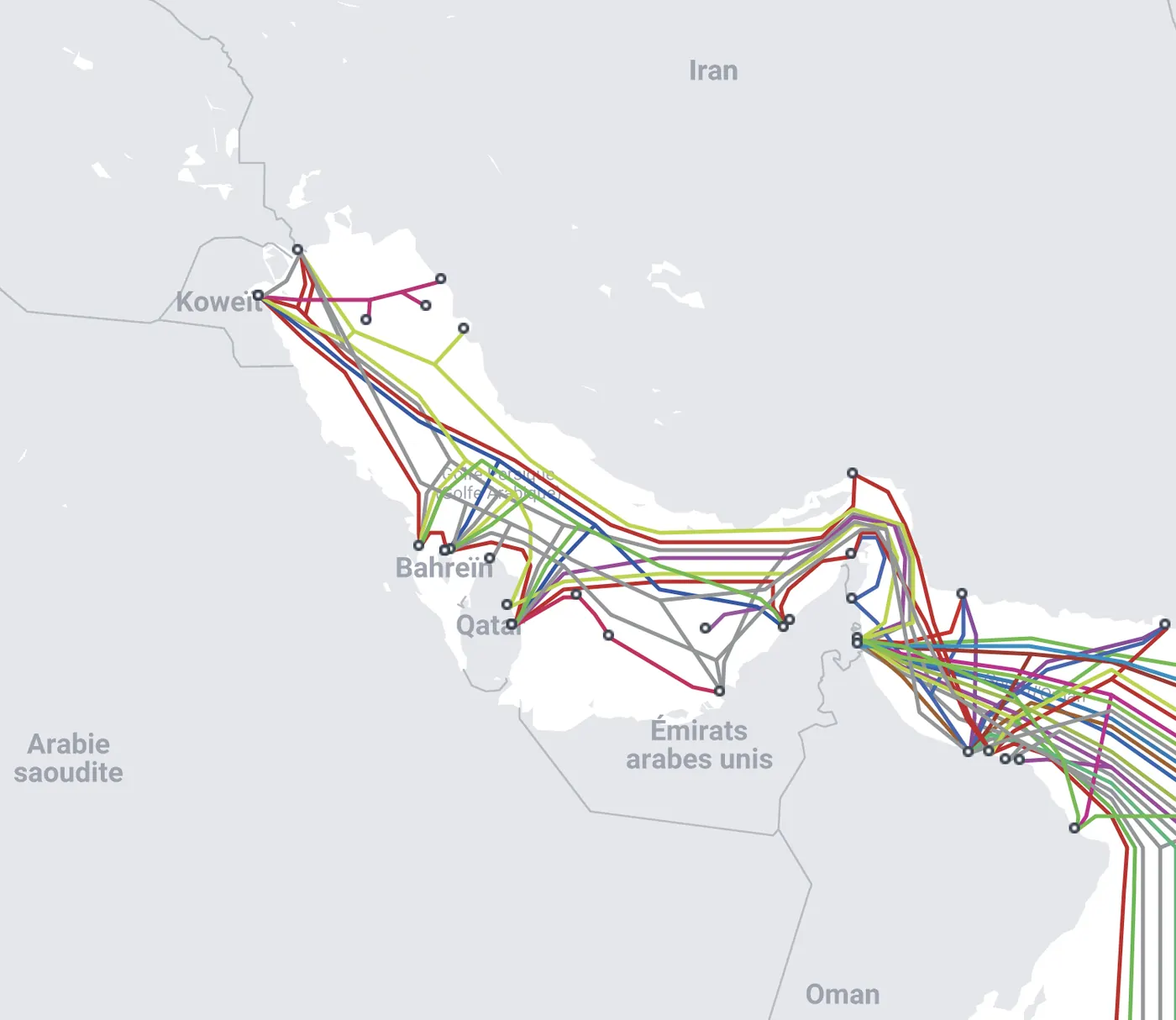 Carte des câbles sous-marins du golfe Persique : des dizaines de tracés colorés relient Koweït, Bahreïn, Qatar et Émirats arabes unis, puis convergent tous vers le détroit d'Ormuz, face à l'Iran, avant de sortir vers Oman.