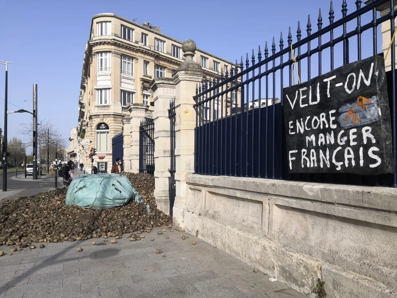 Du purin déversé devant un bâtiment public - et une question : "veut-on encore manger français ?" Bonne question, en effet, quand nos lois sont moins protectrices des consommateurs que chez nos voisins européens.