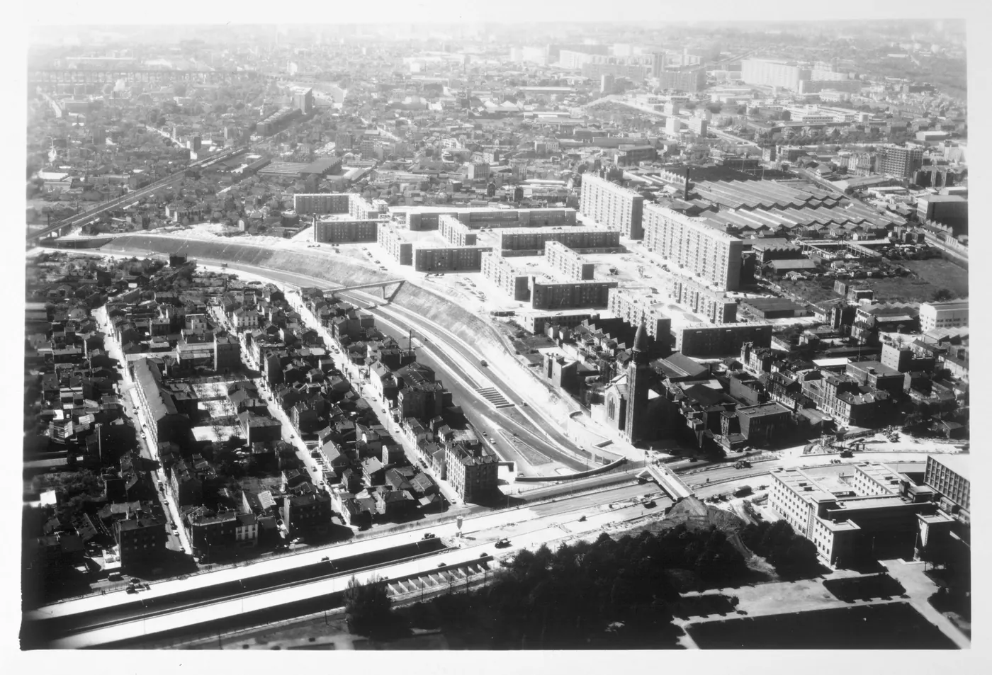 Porte de Gentilly, 1961 : on coule le rempart. Sans douaniers, mais pour longtemps. Roger Henrard / Musée Carnavalet - Histoire de Paris (CC0)