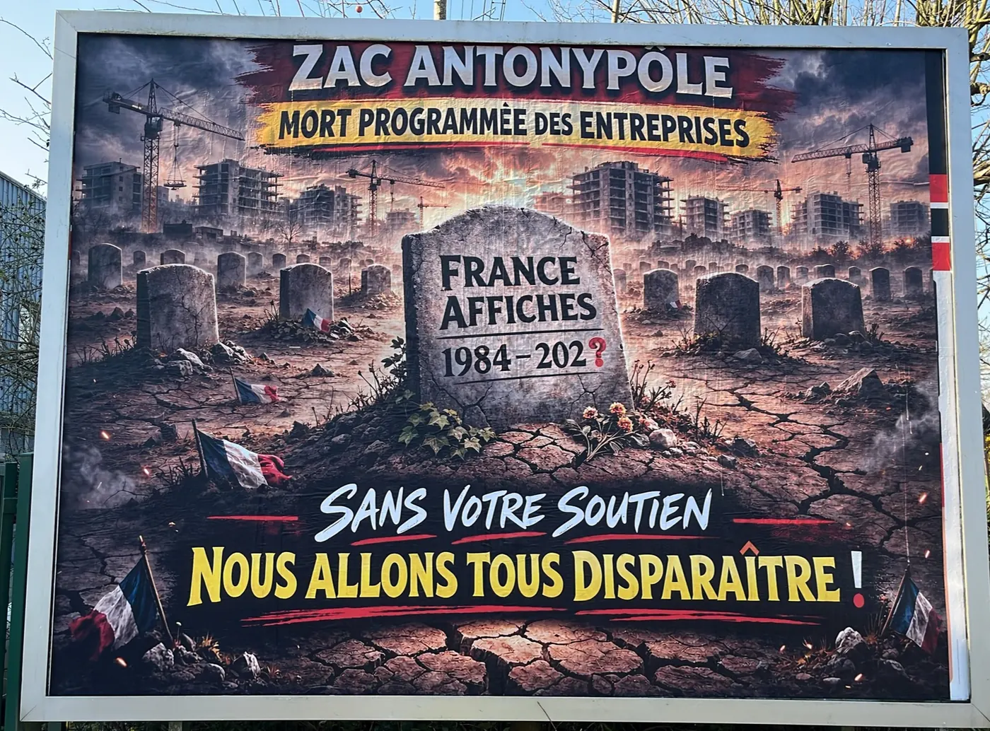 Nouvelle affiche « ZAC Antonypôle, mort programmée des entreprises » : une pierre tombale « France Affiches 1984-202? » dans un cimetière de tours en chantier, avec le slogan « Sans votre soutien nous allons tous disparaître ! ».