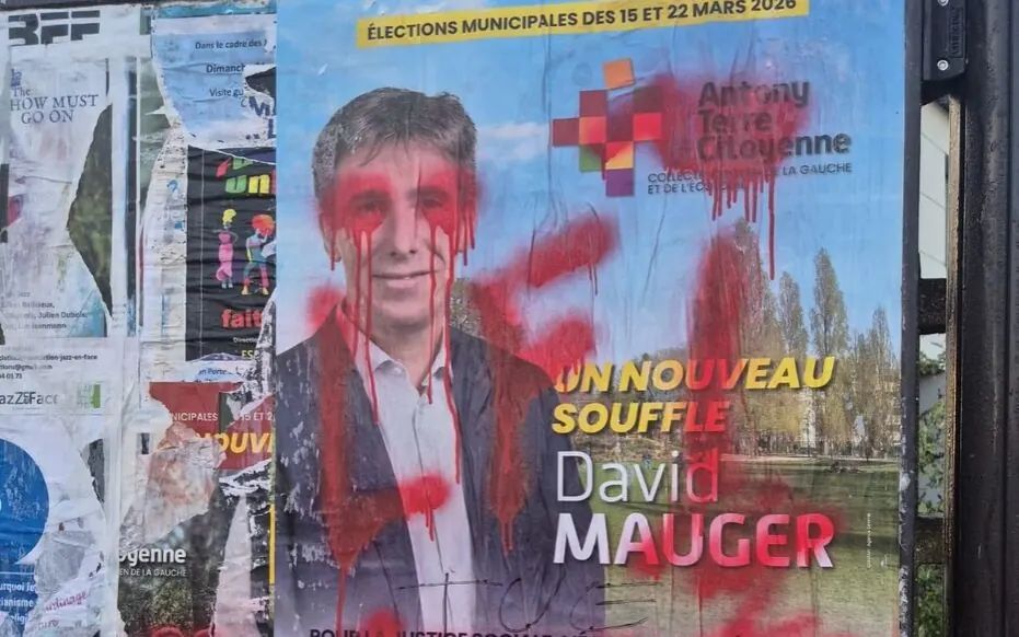 Affiche de campagne de David Mauger, « Un nouveau souffle », pour les municipales des 15 et 22 mars 2026, vandalisée à la peinture rouge sur le visage et le logo.