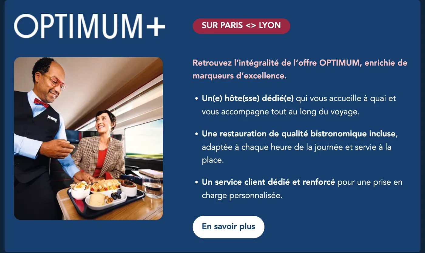 Encart publicitaire de l'offre Optimum+ sur Paris-Lyon : hôte dédié à quai, restauration bistronomique servie à la place et service client renforcé ; un serveur en gilet apporte un plateau à une voyageuse.