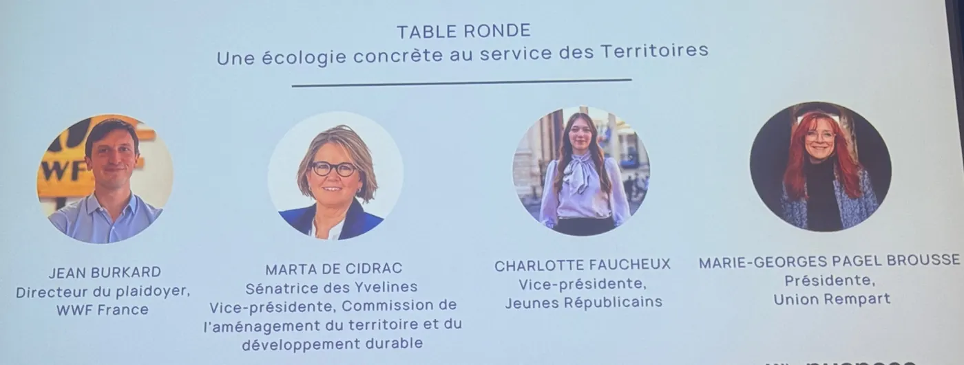 Écran de la table ronde « Une écologie concrète au service des Territoires » : Jean Burkard (WWF France), Marta de Cidrac (sénatrice des Yvelines), Charlotte Faucheux (Jeunes Républicains) et Marie-Georges Pagel Brousse (Union Rempart).