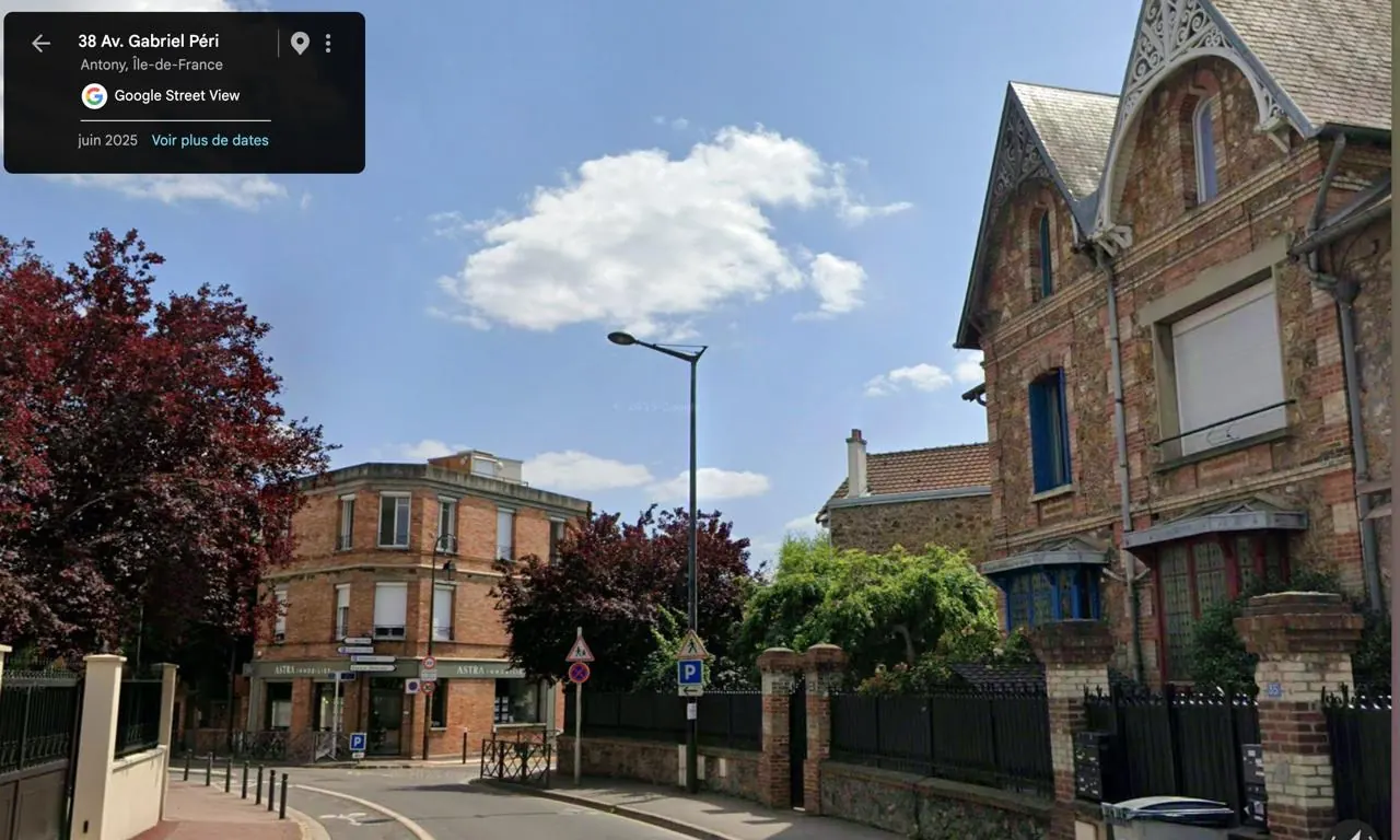Vue Street View de juin 2025 du 38 avenue Gabriel Péri : un virage bordé d'un immeuble d'angle en briques et d'une maison à pignons ouvragés.